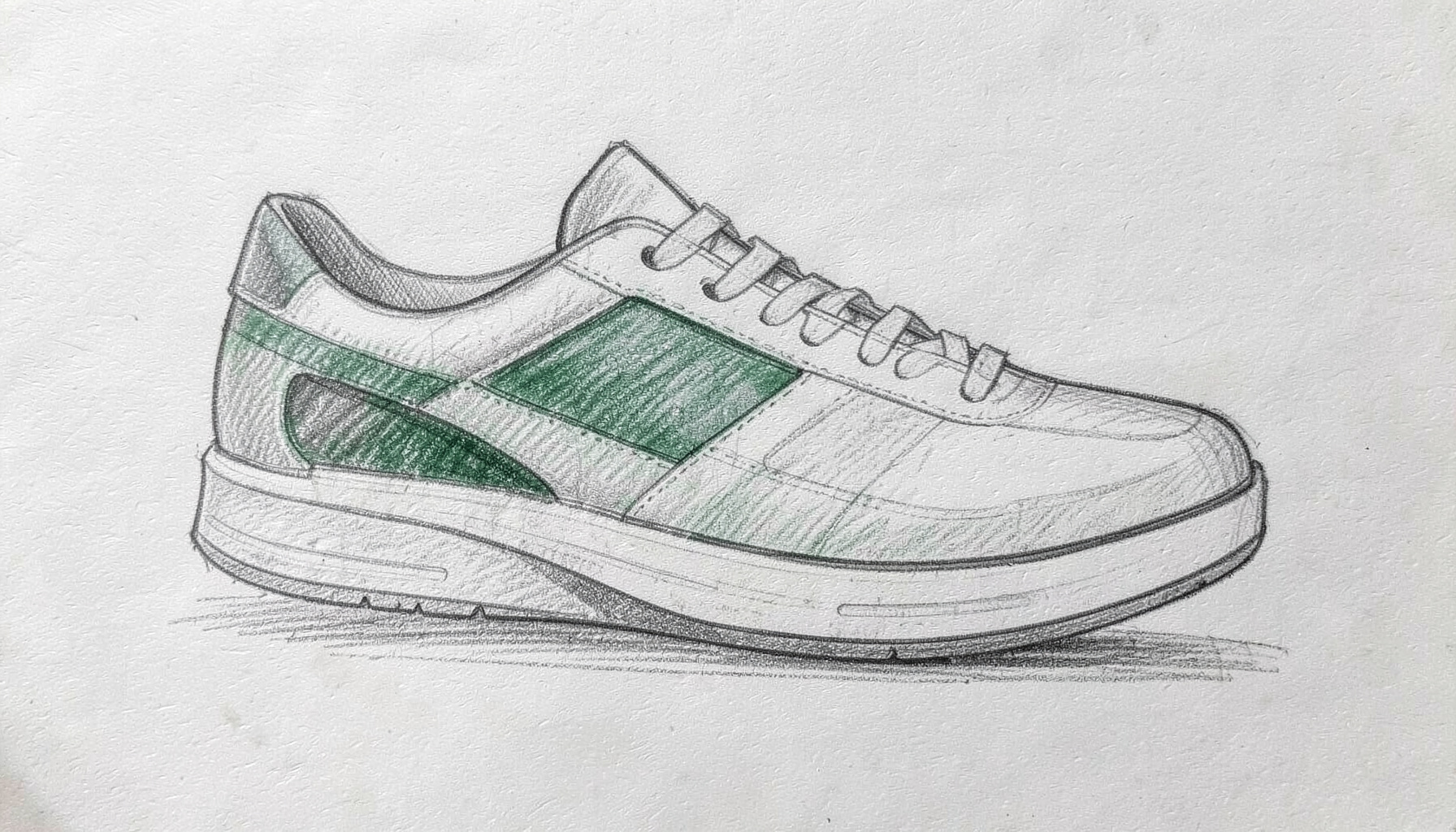 Eine Graphitstiftskizze eines modernen Sneakers mit klaren Linien und dezenten Schattierungen