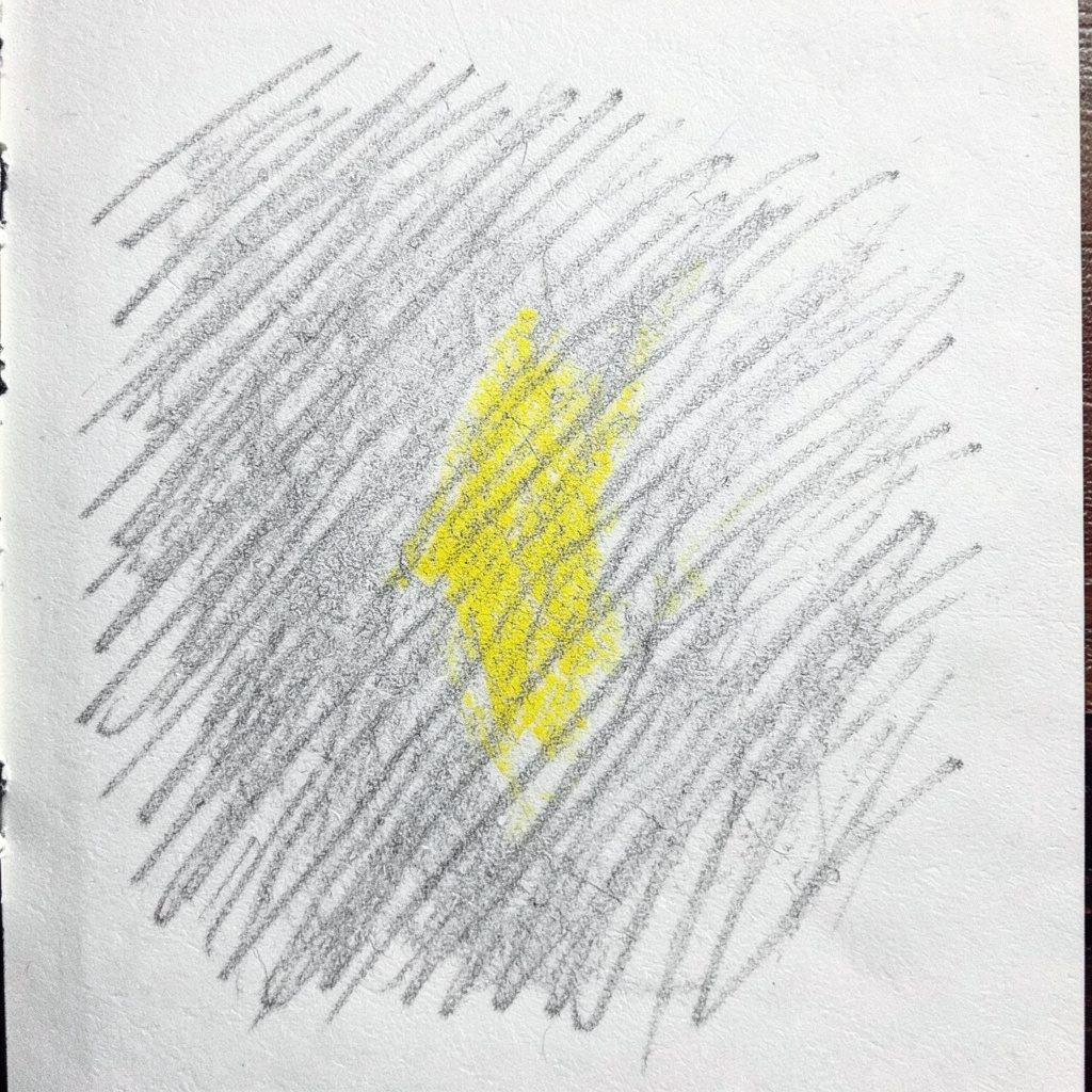Eine Graphitstiftskizze eines aufgeschlagenen Buches mit handschriftlichen Notizen am Rand, in weichen Grautönen, ruhige akademische Atmosphäre